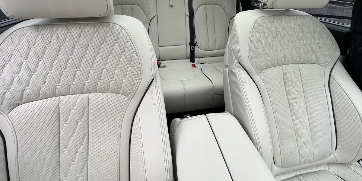Weisse Ledersitze eines BMW X7 nach der Exklusiv Innenreinigung von TreatMyCar