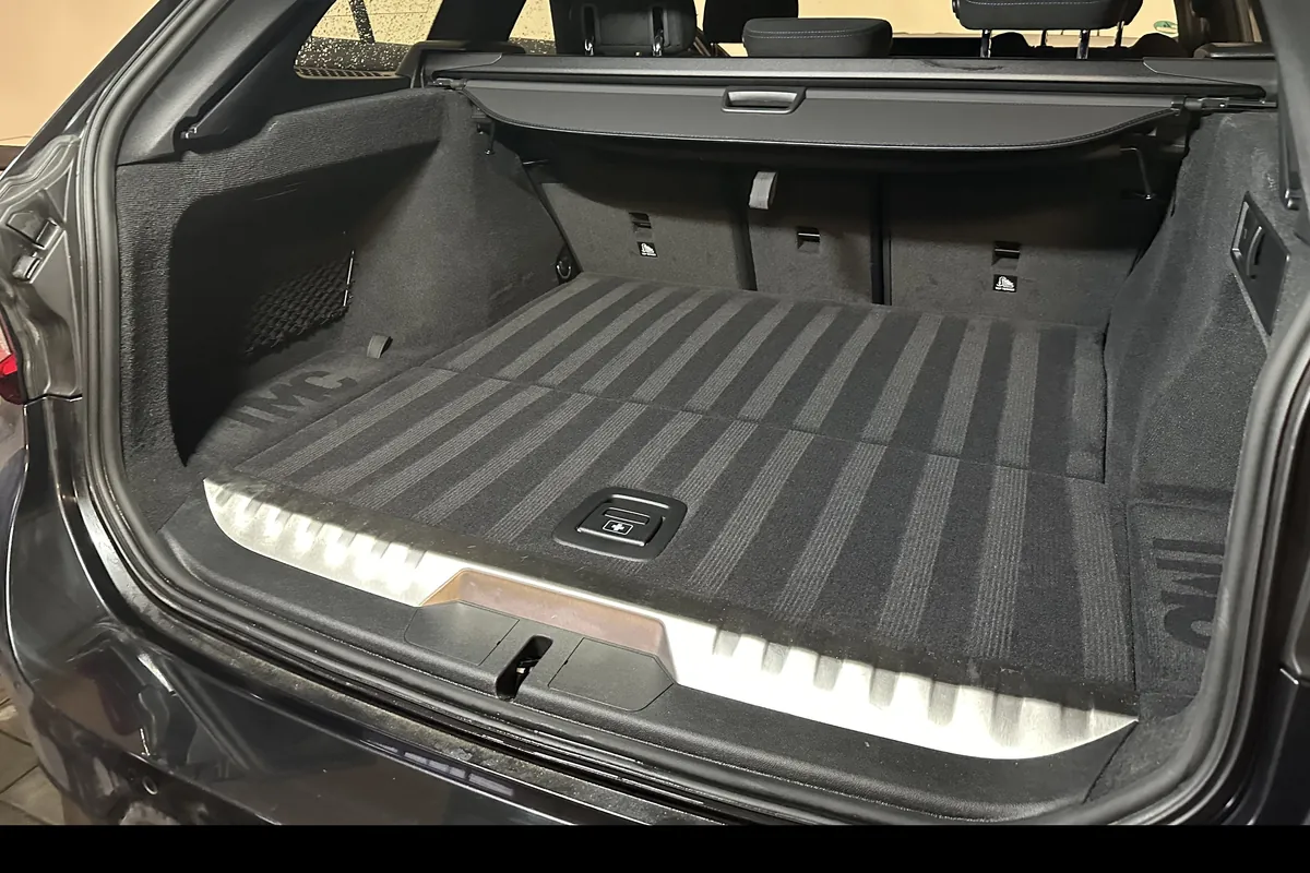 Frisch gesaugter Kofferraum eines BMW mit sichtbaren Saugstreifen nach der Innenreinigung