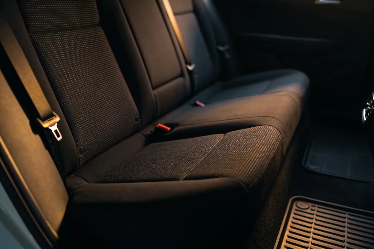 Symbolbild: KI-generierter Fahrzeug-Innenraum, Standard Innenreinigung von TreatMyCar
