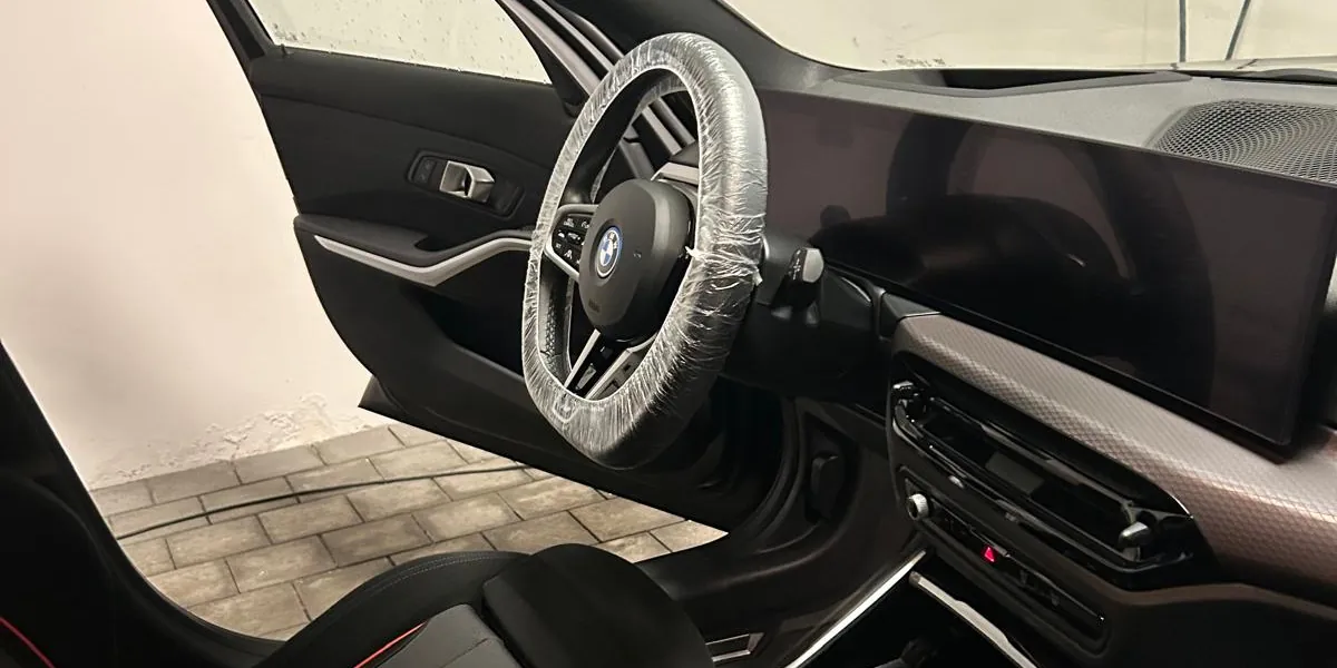 Frisch gereinigtes Cockpit eines BMW 3er nach der Standard Innenreinigung von TreatMyCar